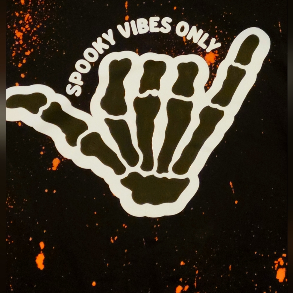 SPOOKY ViBES ONLY Tee. NWOT